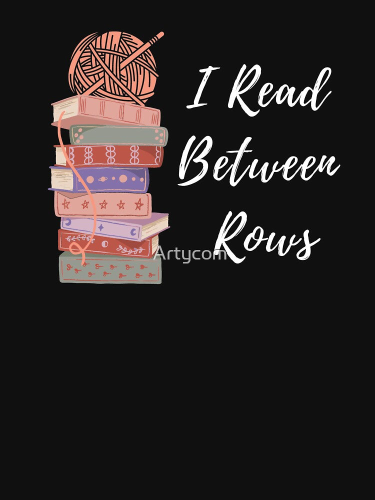I Read Between Rows – Black Crochet Knitting & Reading Lover Funny Yarn and Books Quote Design by Artycom