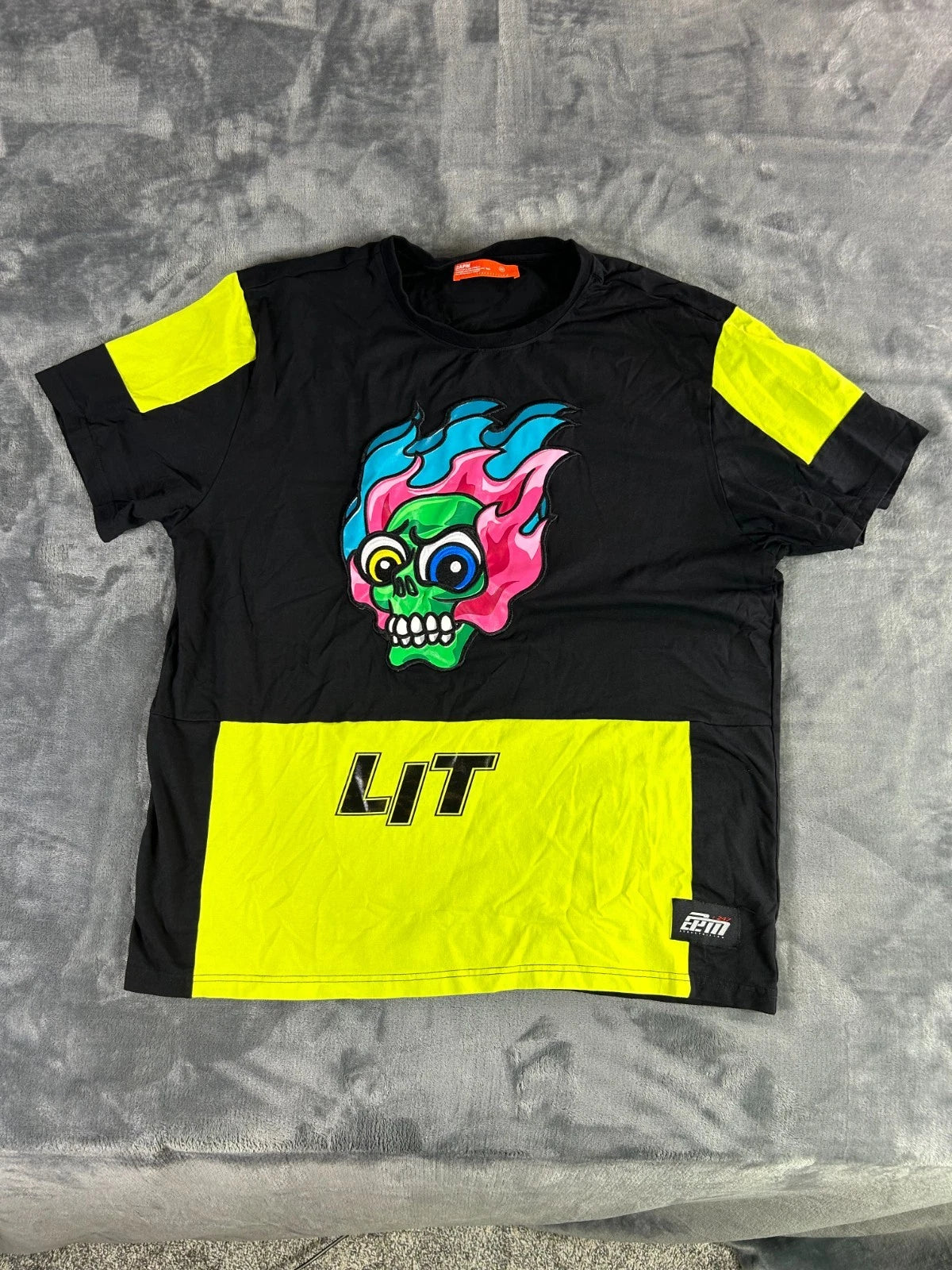 2APM Graphic Skull T-Shirt Men’s XL Black Neon Streetwear Flame Print
