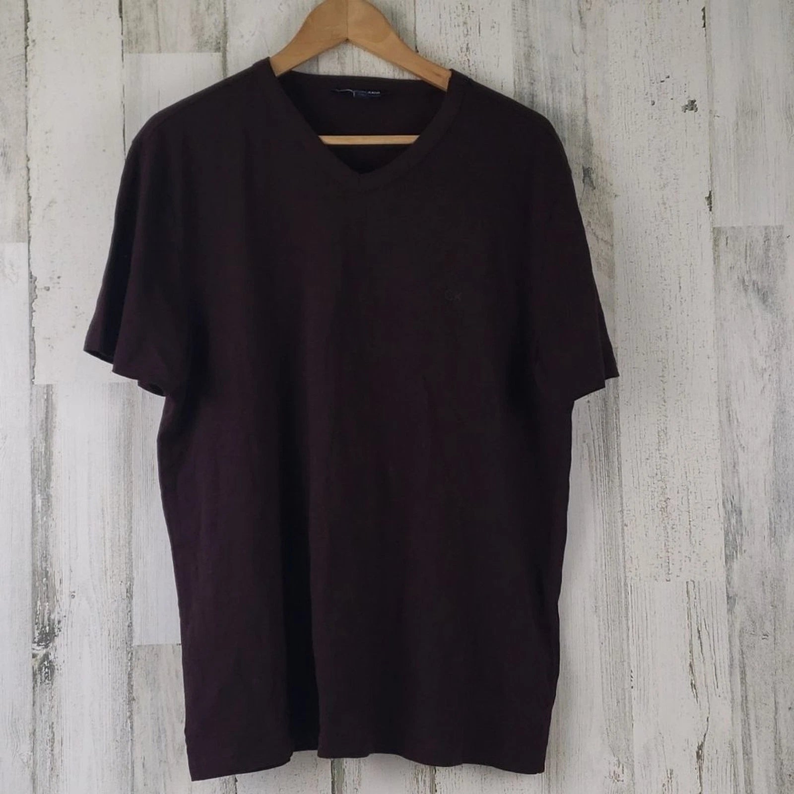 Calvin Klein Jeans "wine tasting" V Neck tshirt Size Large NEW