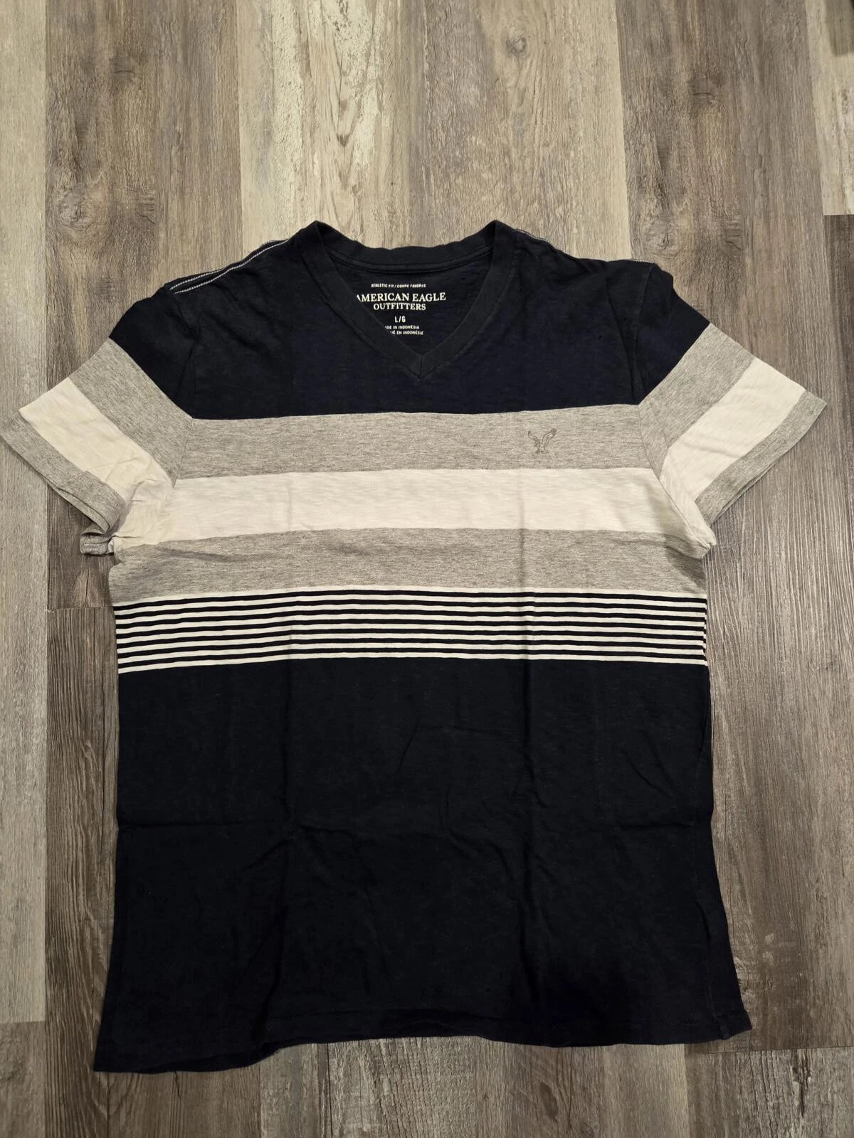 Striped American Eagle Outfitters V-Neck Shirt Men's Large