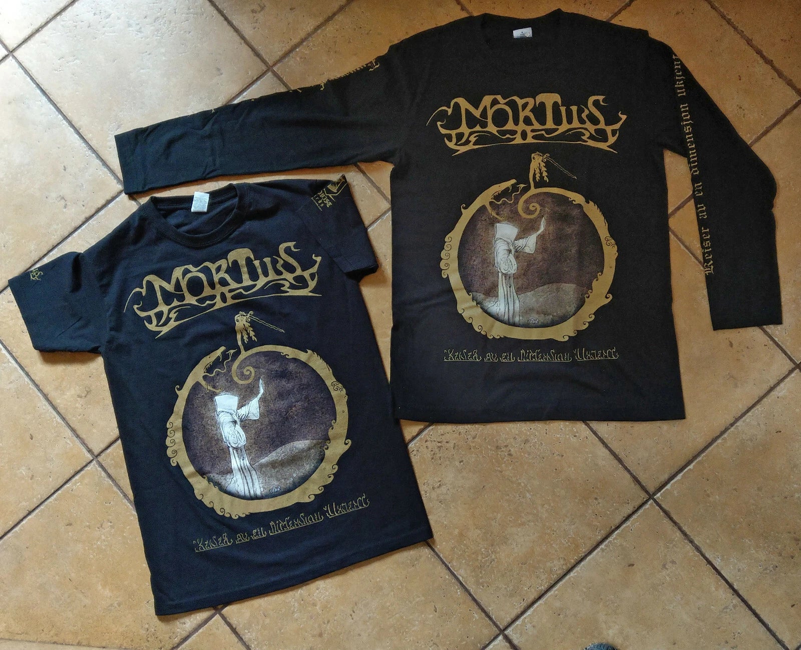 MORTIIS- Keiser Av En Dimensjon Ukjent (T-Shirt / Longsleeve)