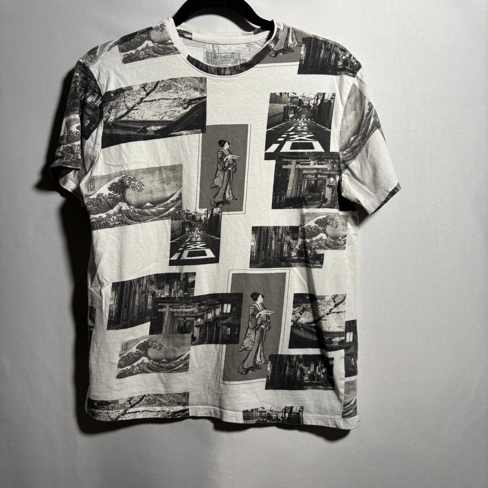 Rue 21 Graphic T Shirt White Black Japanese Art Print Short Sleeve Tee Size S *