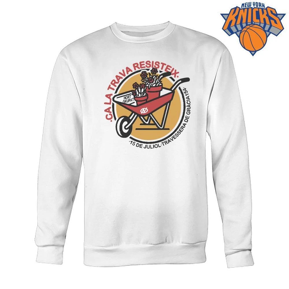 Ca La Trava Resisteix Hort Okupat Wheelbarrow Flowers Shirt